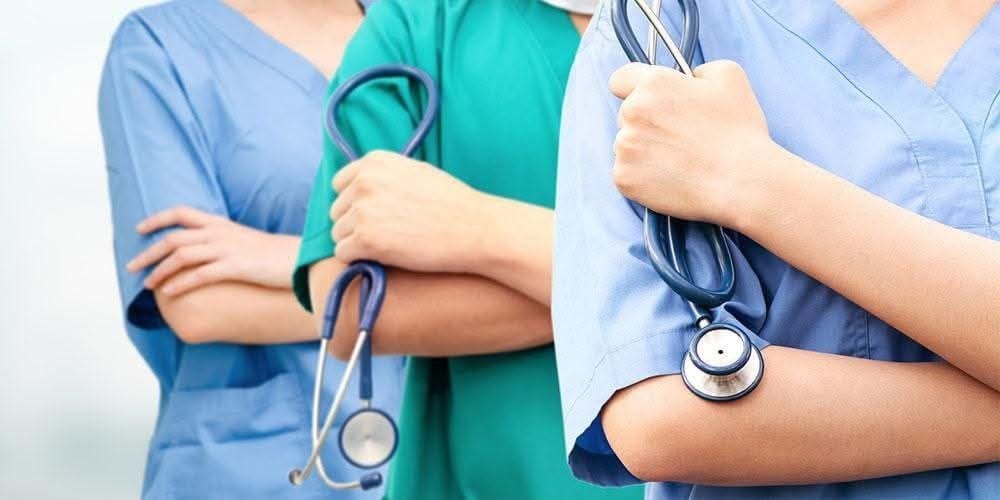 احتفالات التمريض تتوالى.. والتحديات تتفاقم.. بهجة مفقودة وحقيقة مؤلمة لفريق أبيض مرهق يترقب العدالة