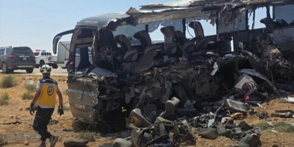 استنفار فرق الإنقاذ والطوارئ لحادث السير المأساوي على طريق دير الزور – دمشق