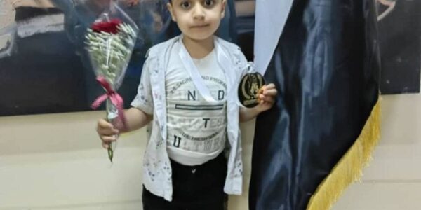 الطفل ذو الست سنوات.. حسام ياسين يتوج بطلاً للوطن في لعبة الشطرنج