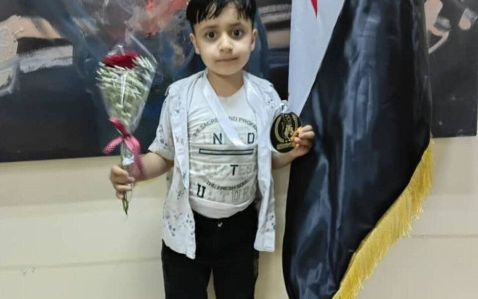 الطفل ذو الست سنوات.. حسام ياسين يتوج بطلاً للوطن في لعبة الشطرنج
