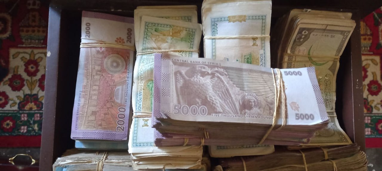 الليرة العتيقة تودع حياتها.. والسوريون في سباق مع الوقت لإنقاذ أموال الحياة