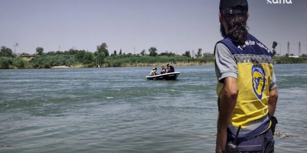تواصل جهود البحث عن طفلين مفقودين بعد انقلاب عبّارة في نهر الفرات بدير الزور