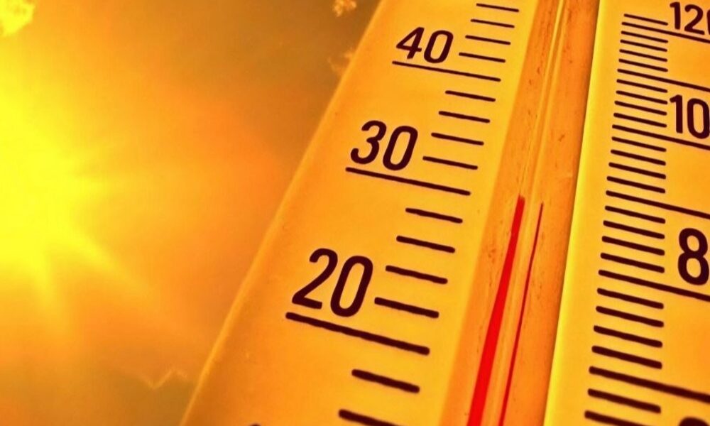 طقس صيفي شديد الحرارة واحتمال هطول أمطار قليلة على الشاطئ