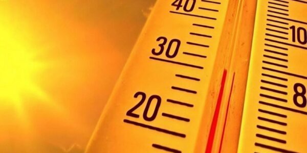طقس صيفي شديد الحرارة واحتمال هطول أمطار قليلة على الشاطئ
