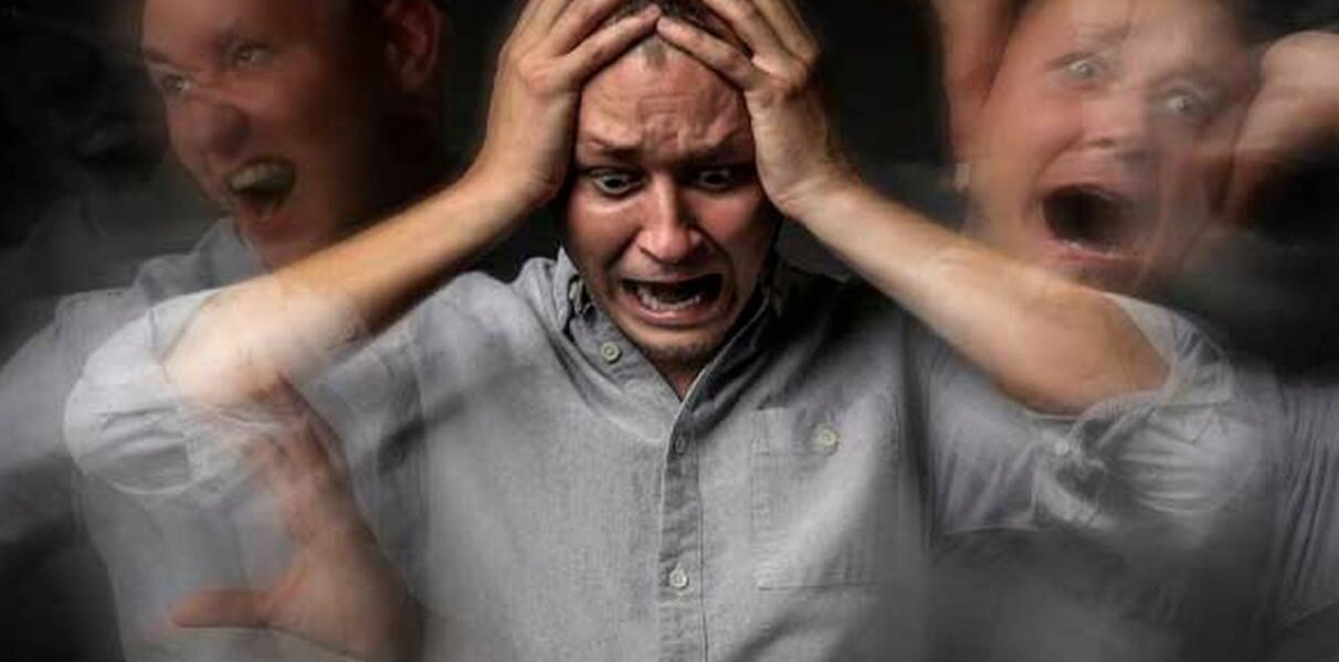 لماذا زادت احتمالية إصابة الشباب بالذهان؟ وهل يدفع جيل الأجهزة الذكية تكلفة عالية لصحتهم العقلية؟