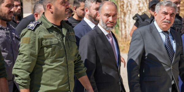 محافظ الحسكة ورئيس الجمارك يناقشان تعزيز الأداء في المعابر الحدودية