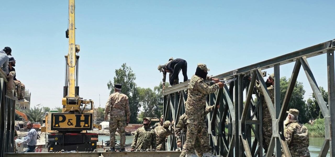 مواصلة تثبيت الهيكل المعدني للجسر الترابي في دير الزور استعداداً لاستئناف الحركة عليه