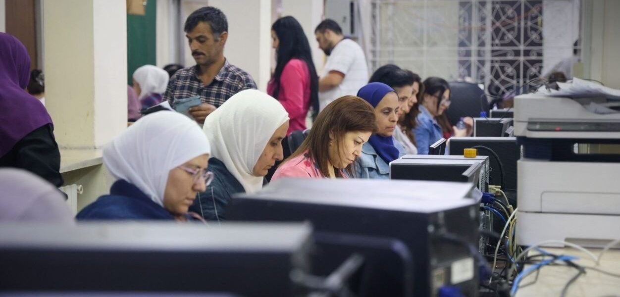 موظفو وزارة التعليم يستمرون في تجهيز نتائج اختبارات الثانوية العامة بمختلف تخصصاتها.