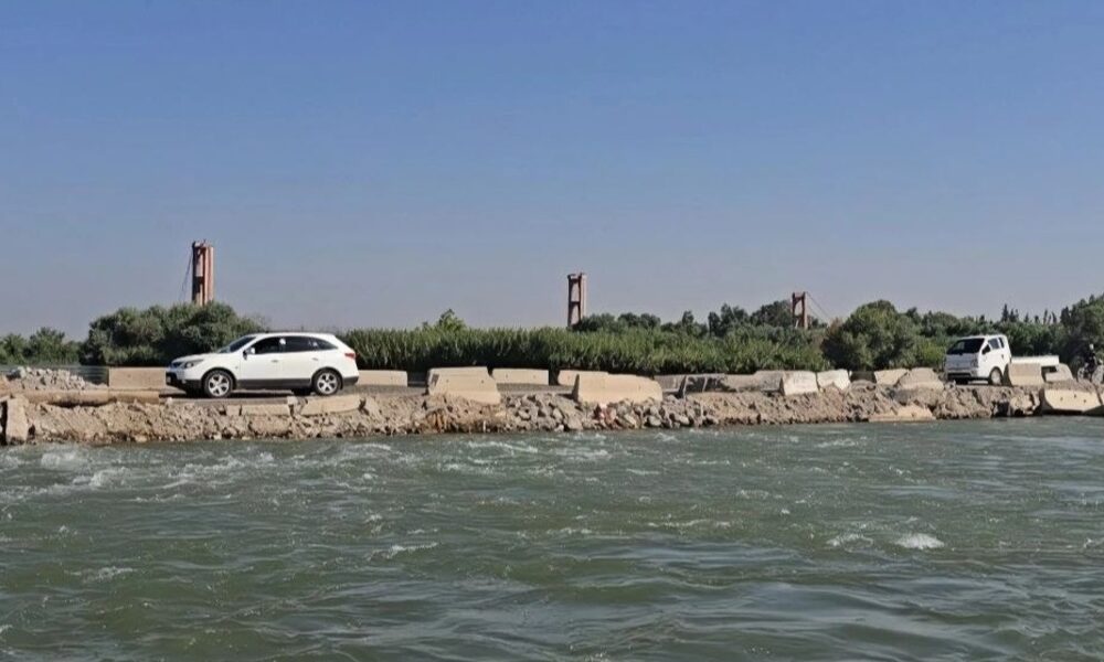 إعادة تشغيل الجسر الترابي في دير الزور لعبور المارة بعد إغلاقه خلال الليل
