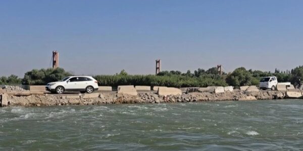إعادة تشغيل الجسر الترابي في دير الزور لعبور المارة بعد إغلاقه خلال الليل