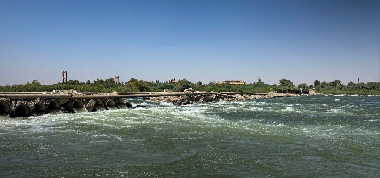 إغلاق الجسر الترابي في دير الزور بسبب ارتفاع مياه الفرات حتى إشعار جديد