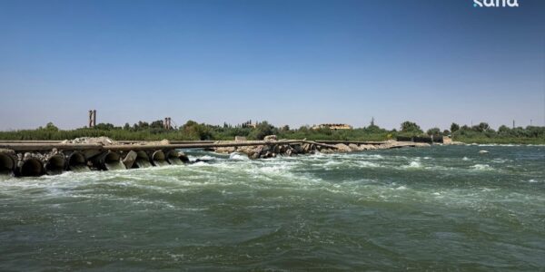 إغلاق الجسر الترابي في دير الزور بسبب ارتفاع مياه الفرات حتى إشعار جديد