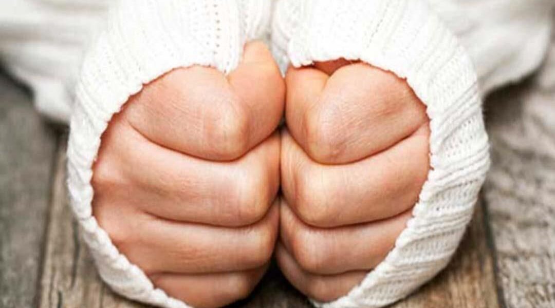برودة الأطراف.. علامة خفية قد تدل على حالة صحية غير متوقعة
