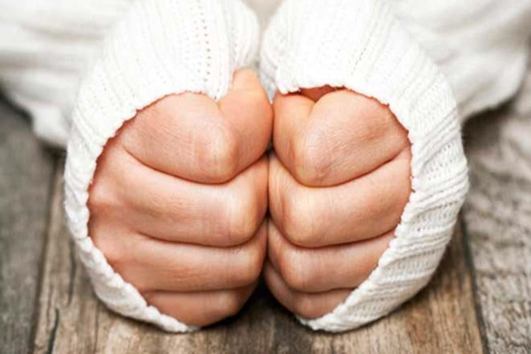 برودة الأطراف.. علامة خفية قد تدل على حالة صحية غير متوقعة