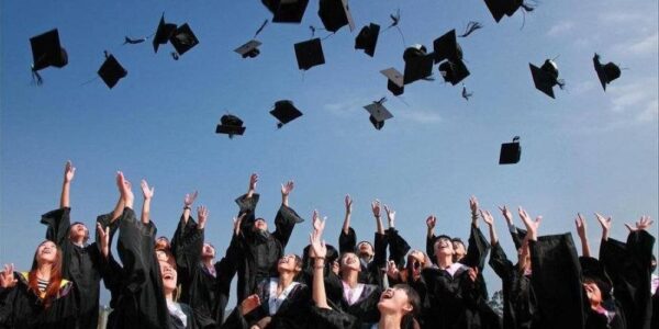 بعد صدور نتائج الثانوية.. حكايات التفوق والإرادة والعزيمة تتواصل