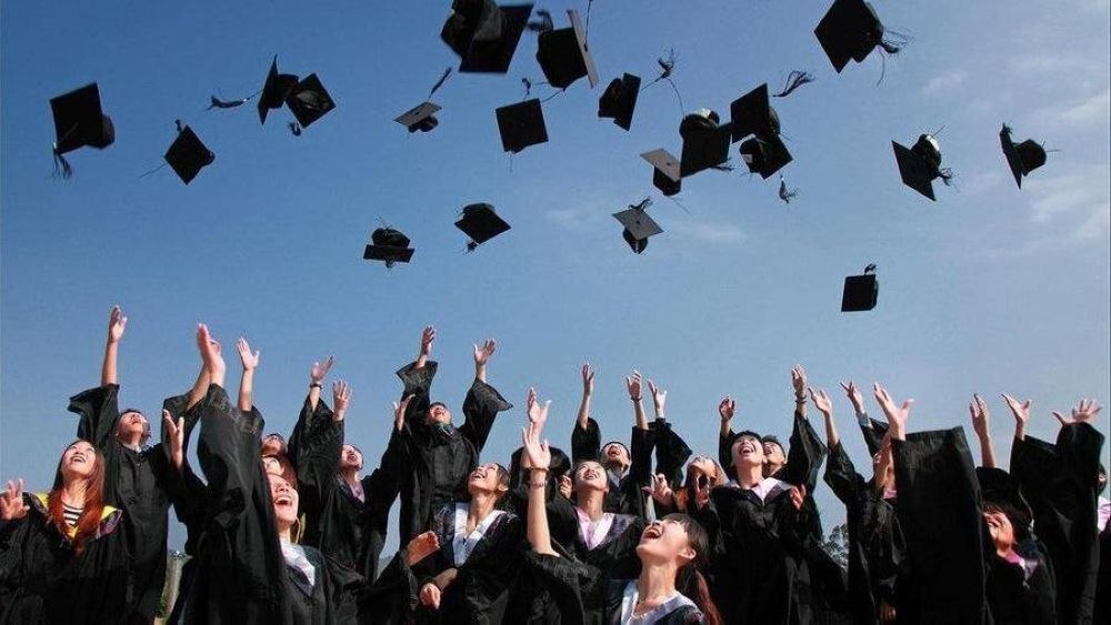 بعد صدور نتائج الثانوية.. حكايات التفوق والإرادة والعزيمة تتواصل
