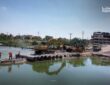 تنفيذ أعمال تدعيم احترازية على الجسر الترابي في دير الزور بواسطة لجنة الاستجابة الطارئة