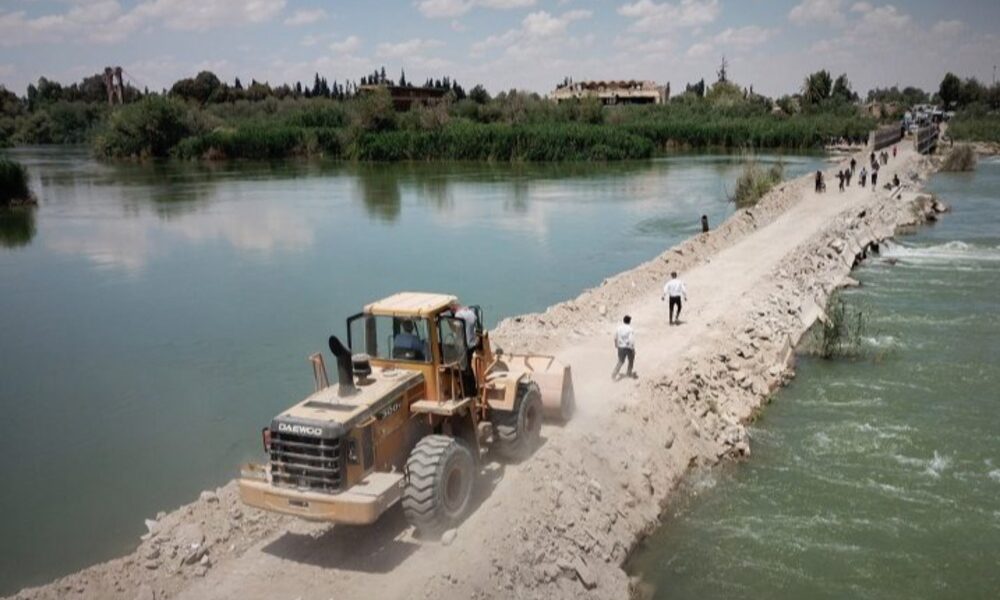دير الزور.. تعليق حركة السير على المعبر الترابي بشكل مؤقت بسبب ارتفاع مستوى الفرات