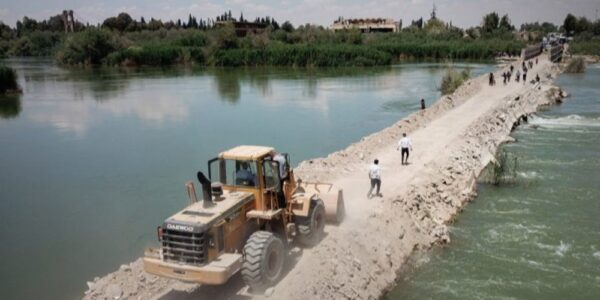 دير الزور.. تعليق حركة السير على المعبر الترابي بشكل مؤقت بسبب ارتفاع مستوى الفرات