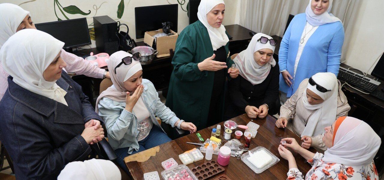 غرفة صناعة دمشق تدشن برنامجاً يدوياً لتحويل الفتيات ذوات البصيرة المحدودة إلى مبتكرات في صناعة الصابون والشموع.