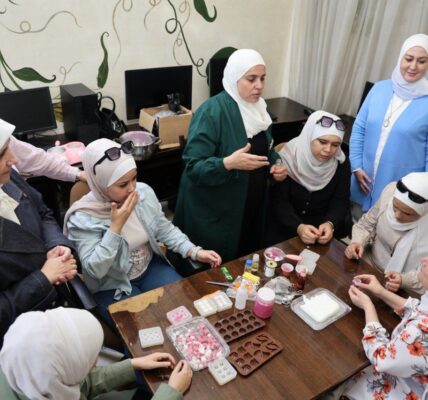 غرفة صناعة دمشق تدشن برنامجاً يدوياً لتحويل الفتيات ذوات البصيرة المحدودة إلى مبتكرات في صناعة الصابون والشموع.