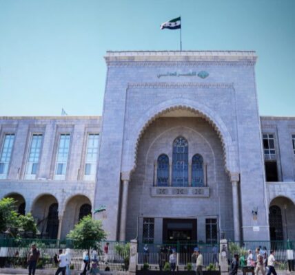 متخصص قانوني: لم يتم رصد أي خرق قانوني في عمليات إدانة عاطف نجيب وآخرين