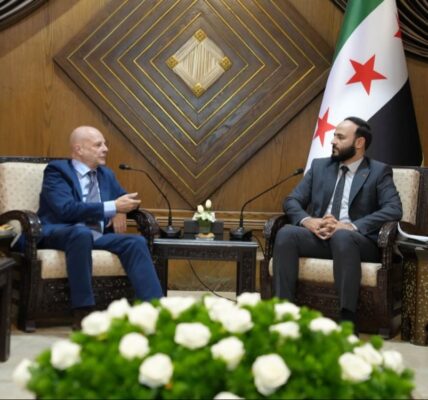 محافظ حلب يناقش مع نائب المبعوث الأممي تعزيز الانتعاش والتطوير الاستثماري