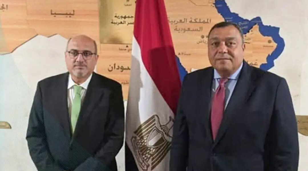 ممثل سوريا في الجامعة العربية يناقش مع مساعد وزير الخارجية المصري تعزيز الروابط الثنائية