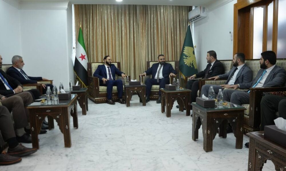 مناقشات بين وزير الإعلام ومحافظ حلب حول تحسين القطاع الإعلامي وافتتاح محطة إذاعية في المدينة.