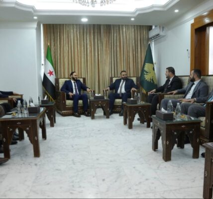 مناقشات بين وزير الإعلام ومحافظ حلب حول تحسين القطاع الإعلامي وافتتاح محطة إذاعية في المدينة.