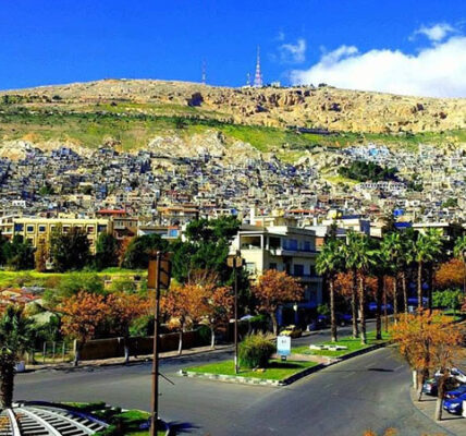أجواء خريفية مصحوبة بزخات مطر رعدية ورياح نشطة في مناطق متفرقة