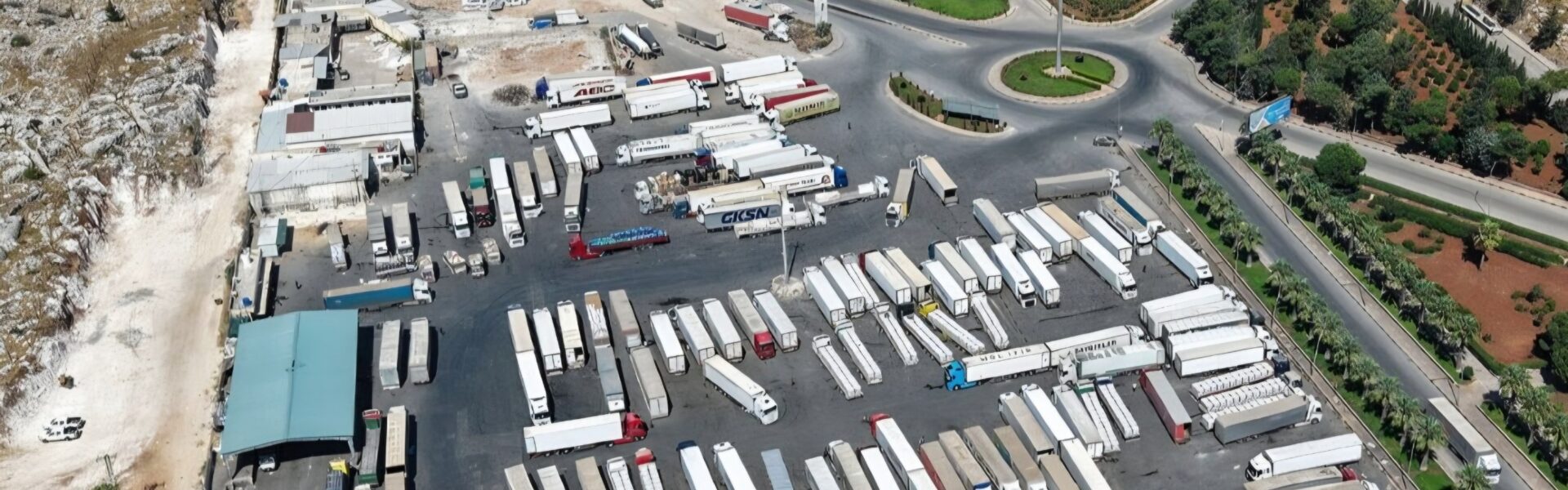 أكثر من ألفي طن من السلع و602 ألف مسافر عبر معبر باب الهوى خلال ثمانية أشهر