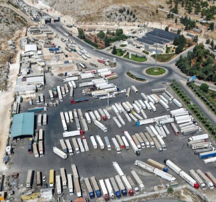أكثر من ألفي طن من السلع و602 ألف مسافر عبر معبر باب الهوى خلال ثمانية أشهر