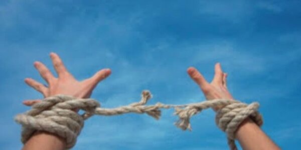 التقاليد والعادات.. هوية تحافظ على المجتمع أم قيود تقيد حرية الشخص؟