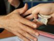الرشوة تحت مسمى البقشيش.. عائق للتنمية وتضعف ثقة المواطن بمؤسساته