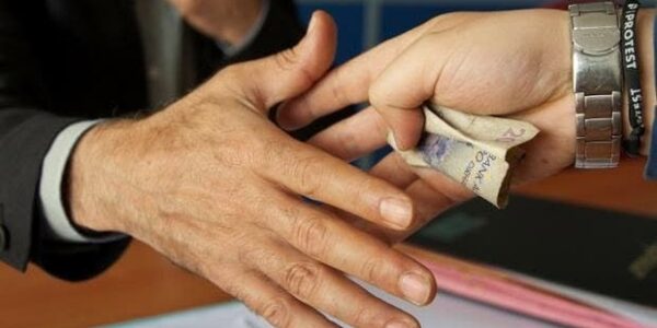 الرشوة تحت مسمى البقشيش.. عائق للتنمية وتضعف ثقة المواطن بمؤسساته