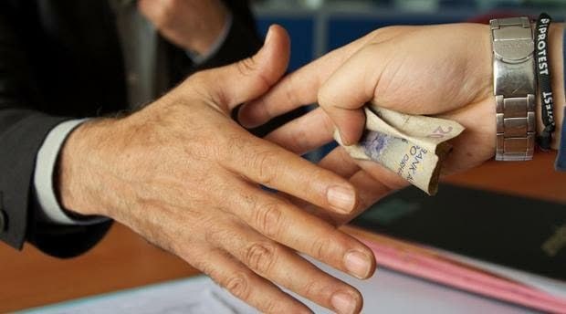 الرشوة تحت مسمى البقشيش.. عائق للتنمية وتضعف ثقة المواطن بمؤسساته