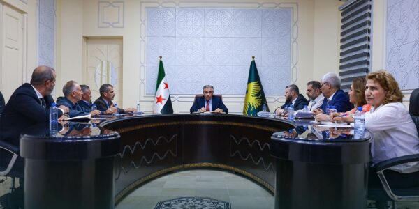 المكتب التنفيذي بمحافظة الحسكة يبدأ اجتماعاته الأولى لتنظيم العمل الإداري وتوزيع المهام