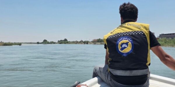 انتشال جثة طفل توفي غرقاً خلال السباحة في مياه نهر الفرات في منطقة الكرامة في الرقة