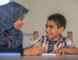 تحت عبء الدروس وتحديات المعيشة.. كيف انتقل الآباء من دور «المعلمين» إلى «المساندين»؟