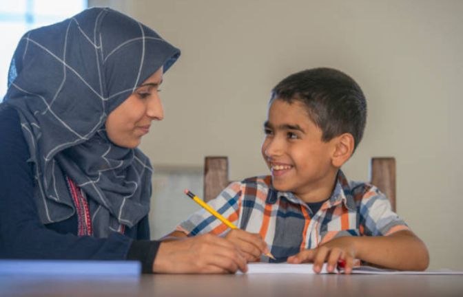 تحت عبء الدروس وتحديات المعيشة.. كيف انتقل الآباء من دور «المعلمين» إلى «المساندين»؟