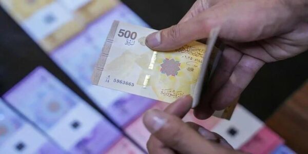 تذبذب قيم العملات يربك الصناعة المحلية.. ومطالبة دائمة بالاستقرار المالي ودعم الإنتاج الوطني