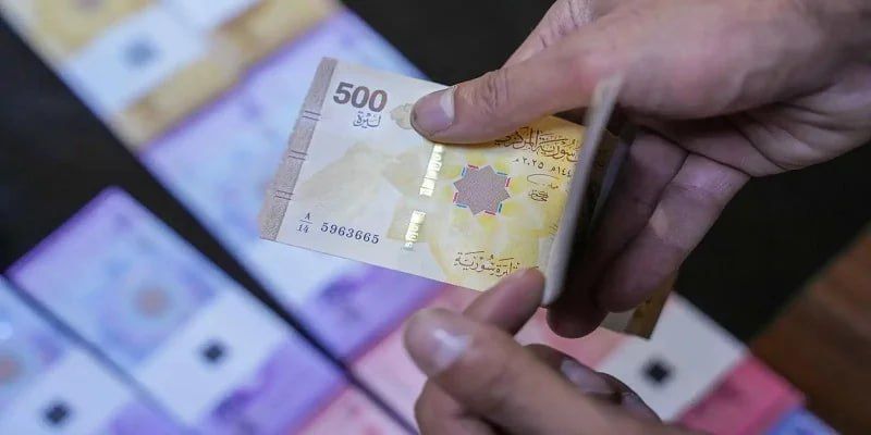 تذبذب قيم العملات يربك الصناعة المحلية.. ومطالبة دائمة بالاستقرار المالي ودعم الإنتاج الوطني