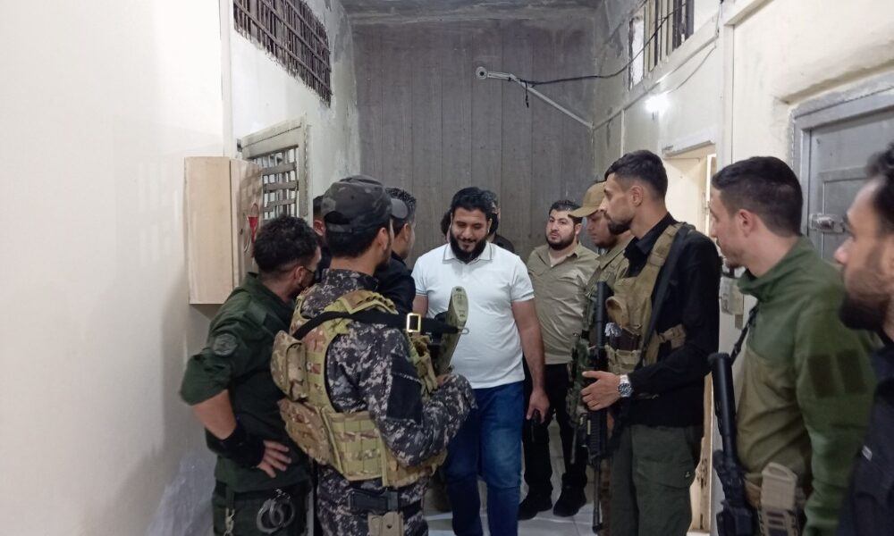 ريف حلب.. مسؤول الأمن الداخلي يقوم بجولة استقصائية في مركز الاحتجاز المركزي بعين العرب