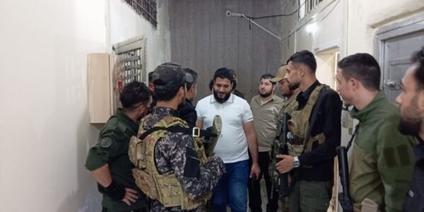ريف حلب.. مسؤول الأمن الداخلي يقوم بجولة استقصائية في مركز الاحتجاز المركزي بعين العرب