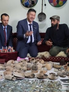 شخص من بلدة حيط يقدم عدة آلاف من القطع الأثرية لدائرة الآثار في درعا