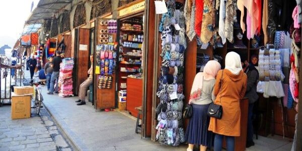 ما سبب مغادرة الرجل السوق بسرعة مقارنة بمدة بقاء المرأة الأطول؟