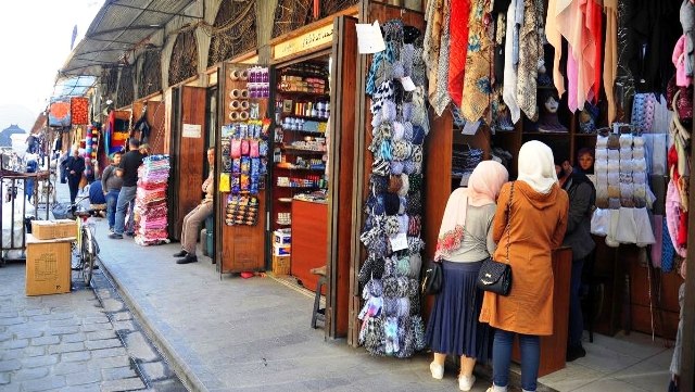 ما سبب مغادرة الرجل السوق بسرعة مقارنة بمدة بقاء المرأة الأطول؟