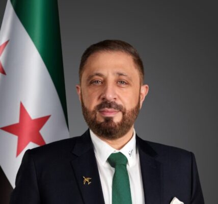 مدير هيئة الطيران المدني يعزل موظفاً في مطار دير الزور من منصبه