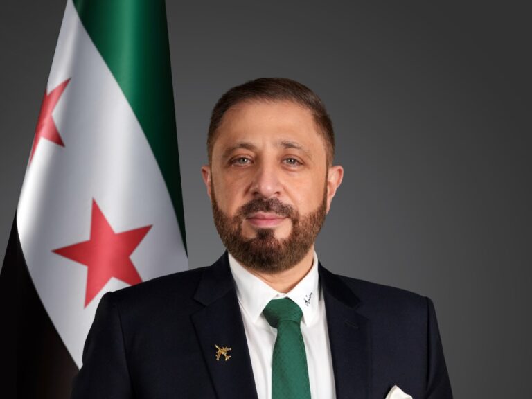 مدير هيئة الطيران المدني يعزل موظفاً في مطار دير الزور من منصبه